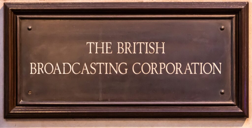 「BBCニュースでの英語学習はどうなのか？英語中上級者によるイギリス英語リスニング力の腕試し向きです」を英音研公式ブログに更新投稿