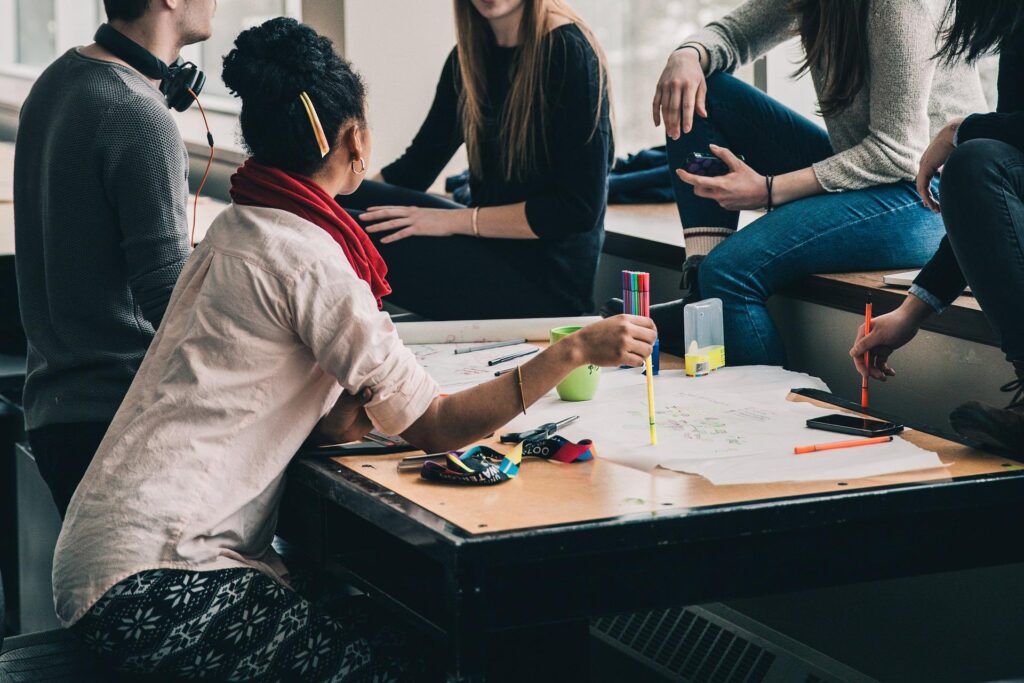 「心に響く英語ことわざ（12）A man is known by the company he keeps.  人は交わる友によって知られる」を英音研公式ブログに投稿