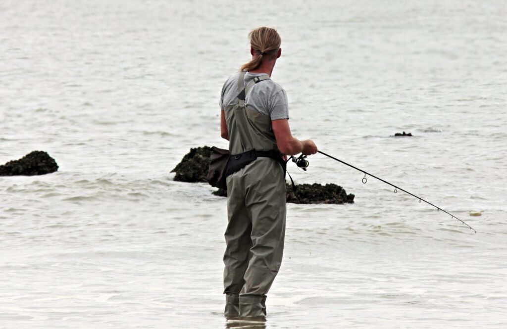 「心に響く英語ことわざ（59）Give a man a fish and you feed him for a day; show him how to catch fish and you feed him for a lifetime. 魚を与えるのではなく、魚の釣り方を教えよ」を英音研公式ブログに投稿