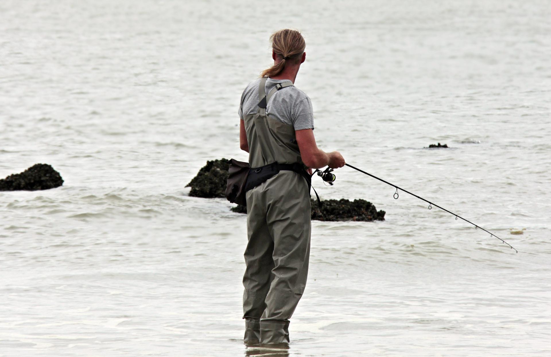 「心に響く英語ことわざ（59）Give a man a fish and you feed him for a day; show him how to catch fish and you feed him for a lifetime. 魚を与えるのではなく、魚の釣り方を教えよ」を英音研公式ブログに投稿