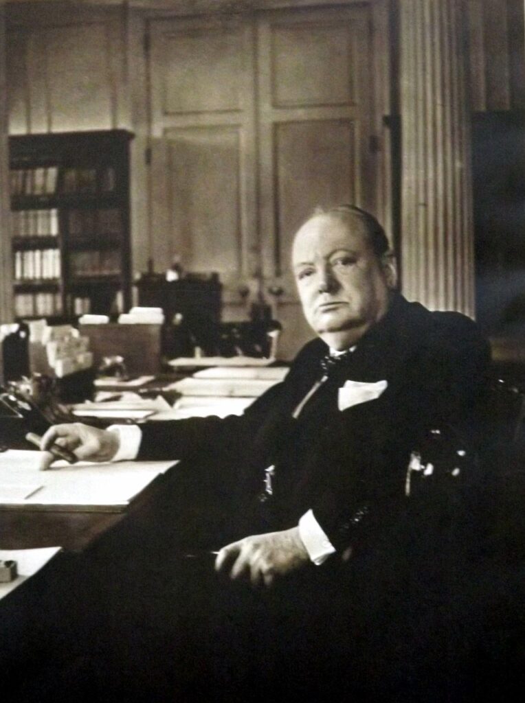 「心に響く英語ことわざ（251）英国首相だったウィンストン・チャーチル（Winston Churchill）の名言 Kites rise highest against the wind – not with it.（艱難汝を玉にす）」を英音研公式ブログに投稿