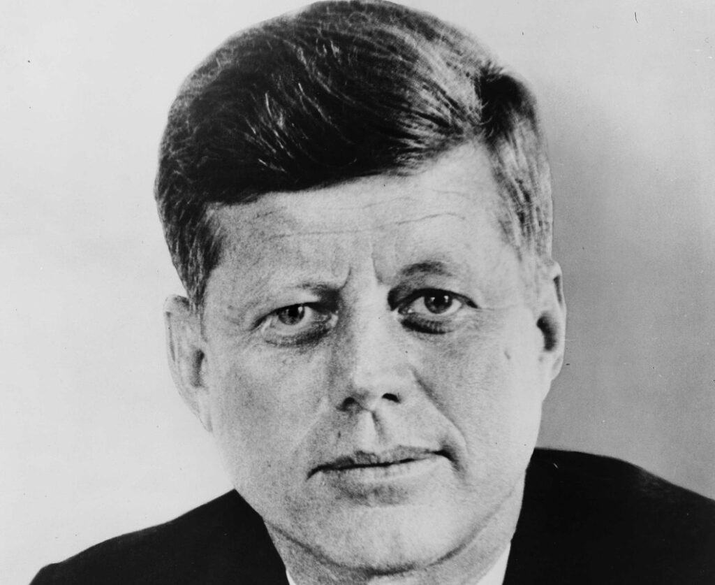 「心に響く英語ことわざ（489）キューバ危機を乗り越えた米国大統領ジョン・F・ケネディの名言　Change is the law of life. And those who look only to the past or the present are certain to miss the future.（世の中は常に変わっている）」を英音研公式ブログに投稿