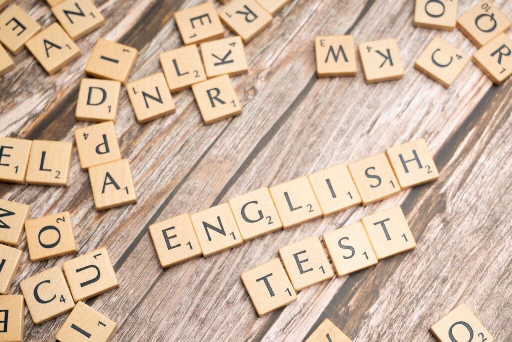 「英語学び直しでシニアになって米国の子供向け英語フォニックスのオンライン教育を受講してみた（日本人による英語スピーキングでなかなか使いこなせない前置詞表現編）」を英音研公式ブログに投稿