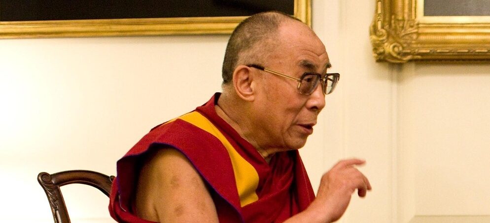 「心に響く英語ことわざ（896）チベット仏教の指導者ダライ・ラマの名言　Just one small positive thought in the morning can change your whole day.（一日の計は朝にあり）」を英音研公式ブログに投稿