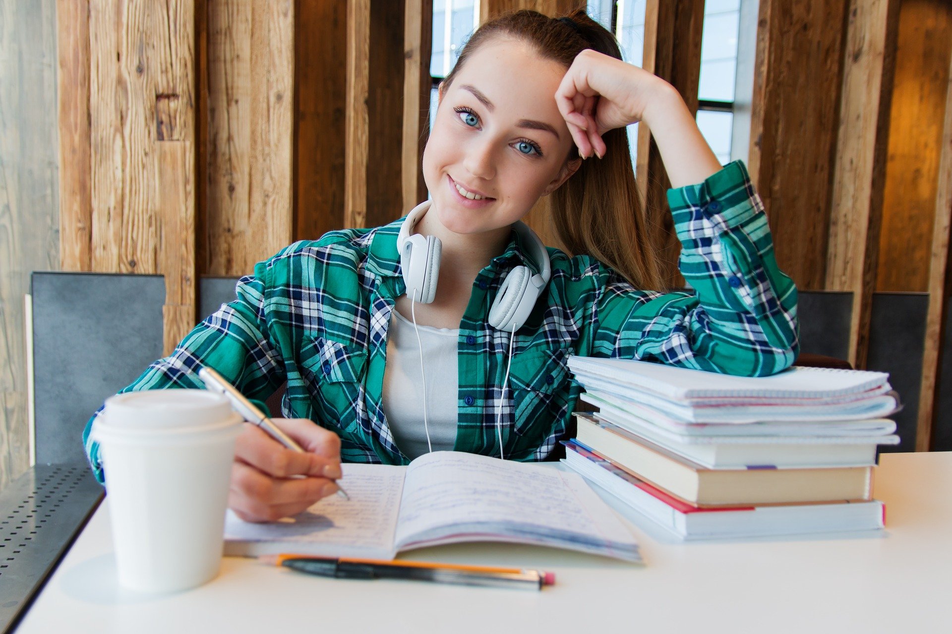 英語リスニング試験の復習はどうやるべきか？　リスニング問題を活用した英文音読学習が効果的です。