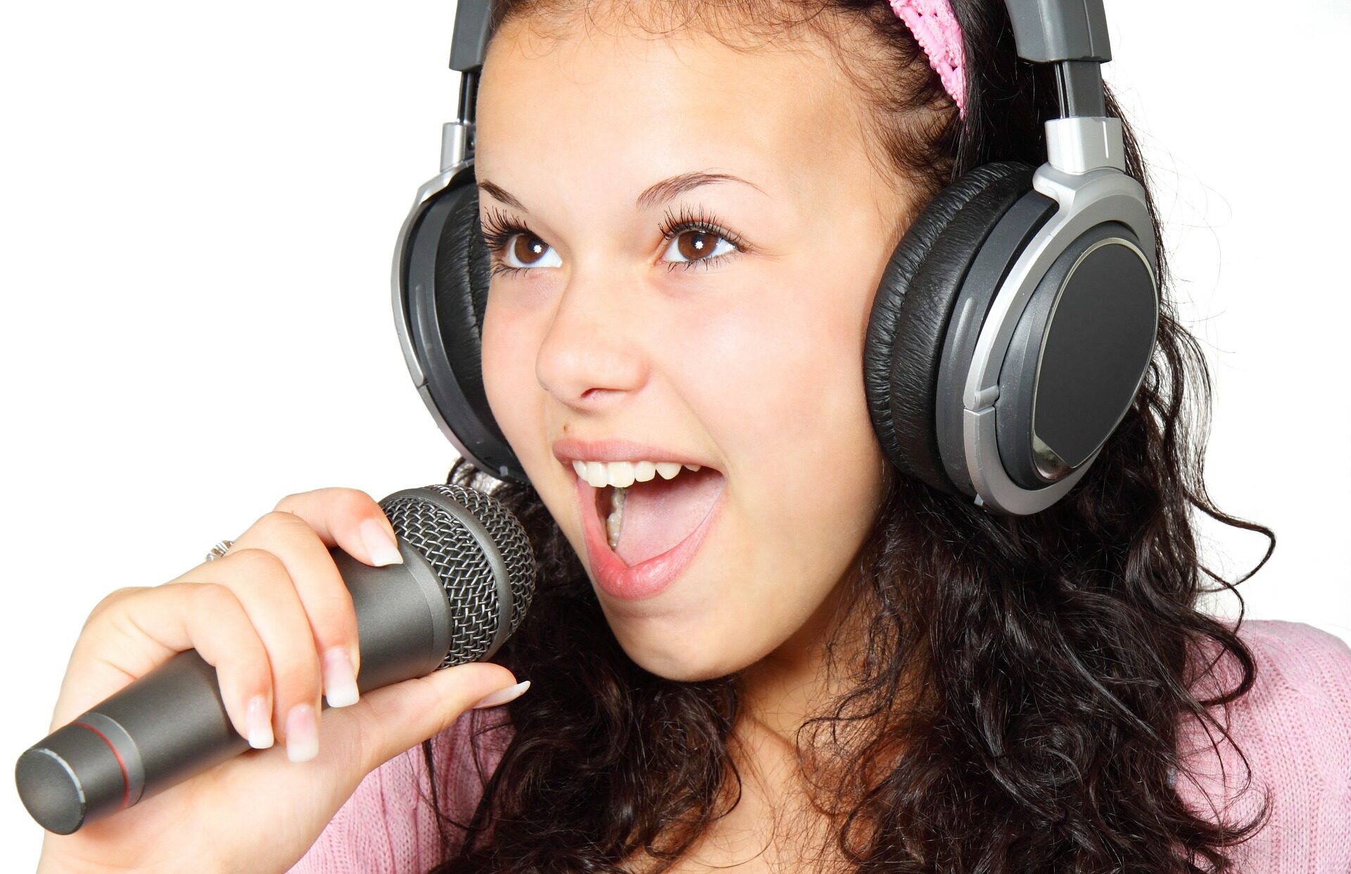 腹式呼吸で英語発声は上達するか? 英語スピーキング力・リスニング力を向上させる重要な要素ですが、それだけでは足りません。