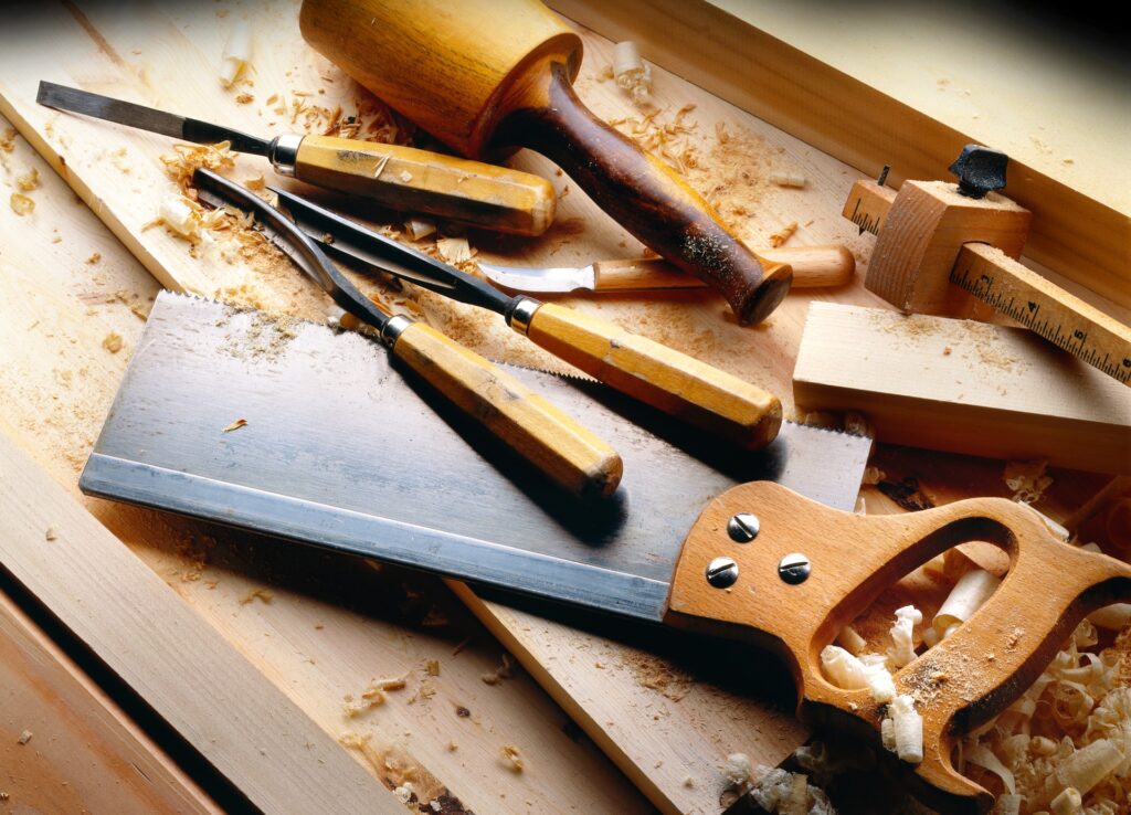 心に響く英語ことわざ（1）A bad carpenter quarrels with his tools. 下手の道具調べ