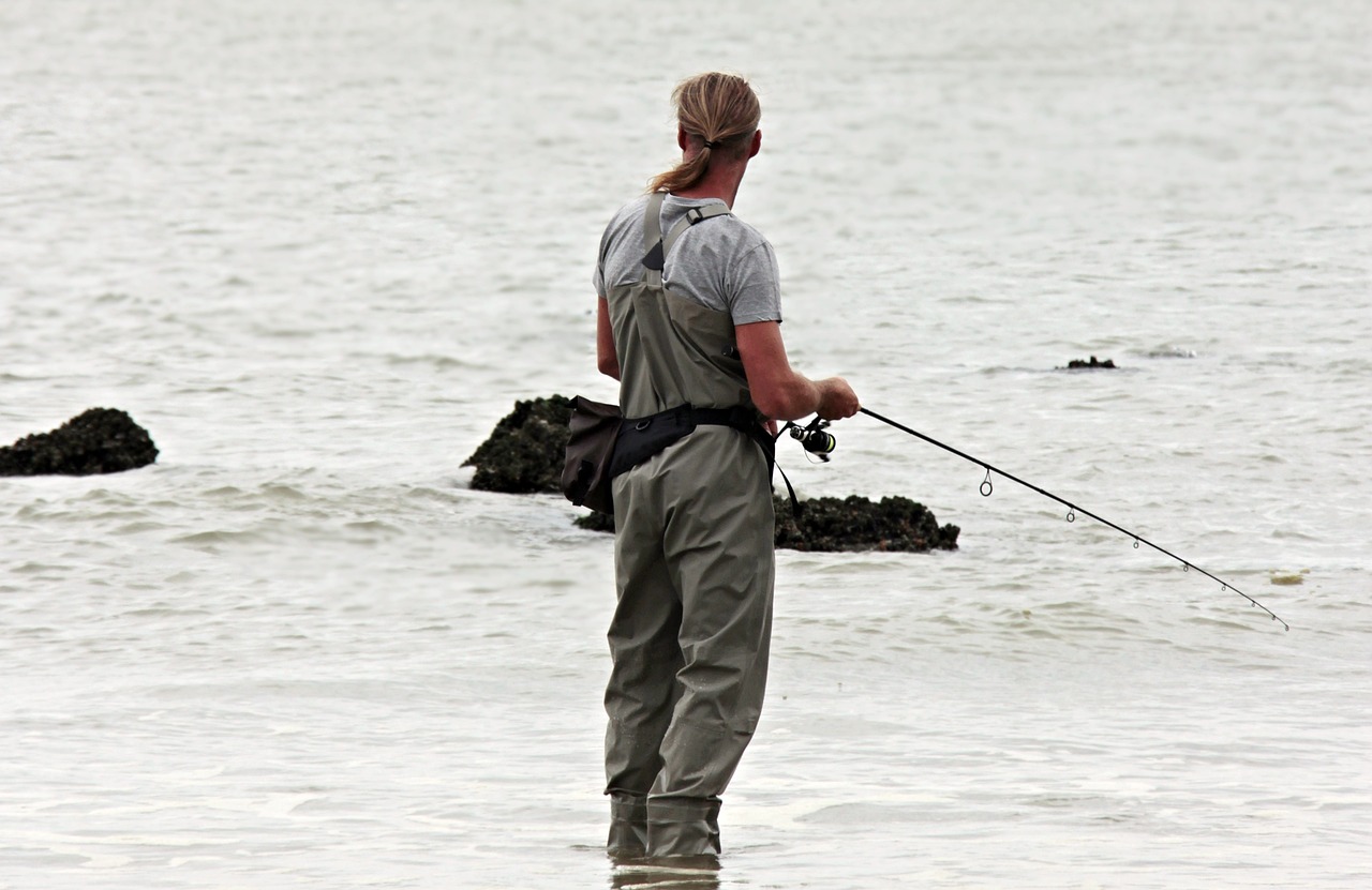 心に響く英語ことわざ（59）Give a man a fish and you feed him for a day; show him how to catch fish and you feed him for a lifetime. 魚を与えるのではなく、魚の釣り方を教えよ