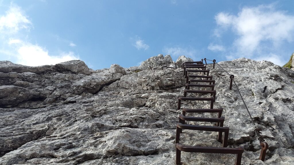 心に響く英語ことわざ（72）He who would climb the ladder must begin at the bottom. 梯子を登ろうとするものは、最下段から始めよ