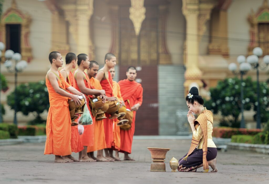 心に響く英語ことわざ（89）It is more blessed to give than to receive. 与うるは受くるより幸なり。