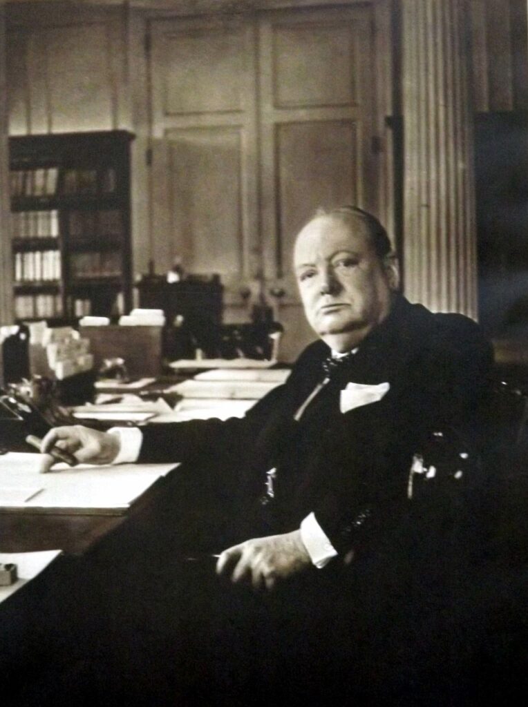 心に響く英語ことわざ（251）英国首相だったウィンストン・チャーチル（Winston Churchill）の名言 Kites rise highest against the wind – not with it.（艱難汝を玉にす）