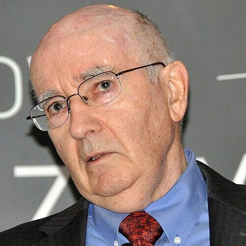 心に響く英語ことわざ（920）アメリカの経営学者フィリップ・コトラーの名言　  It is more important to do what is strategically right than what is immediately profitable.（目先の利益より、戦略的正しさが重要である）