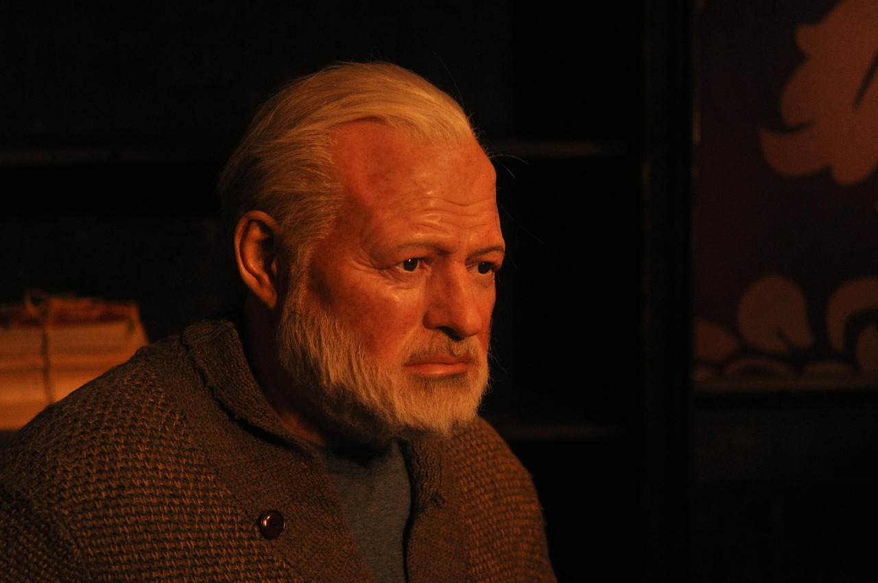 心に響く英語ことわざ（938）『老人と海』で有名なアメリカの作家アーネスト・ヘミングウェイの名言　Life breaks all of us but some of us get stronger in the broken places.（人生はすべての人を打ち砕く。だが、砕かれたその場所で強くなれる者もいる）